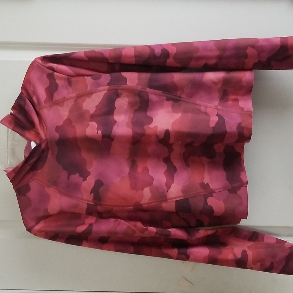 Athleta Cropped Camo Hoodie Pullover Top 
Size Small
NWOT
